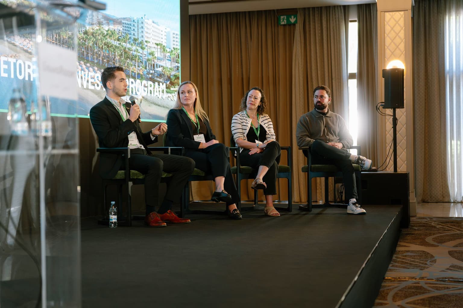 Four Pro Investors in a panel discussion on stage